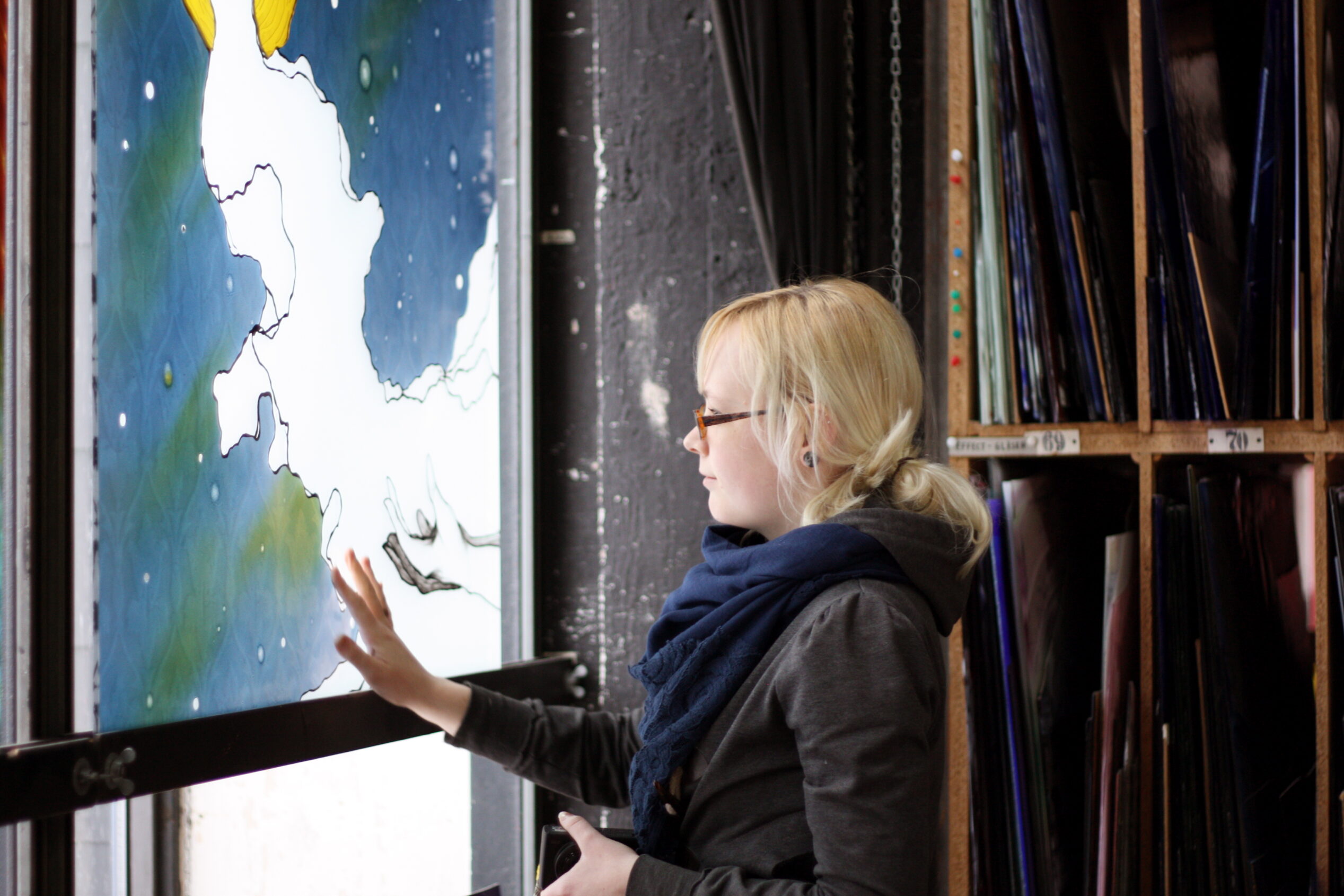 My student Sarah looking at her glass window in the viewing tower that she made with Derix Glasstudios