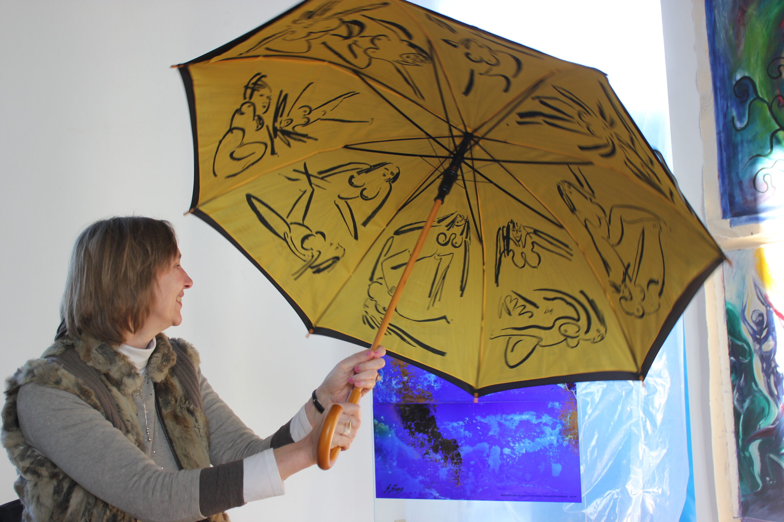 Barbara Derix with her yellow umbrella, meeting with my students at Derix Glasstudios
